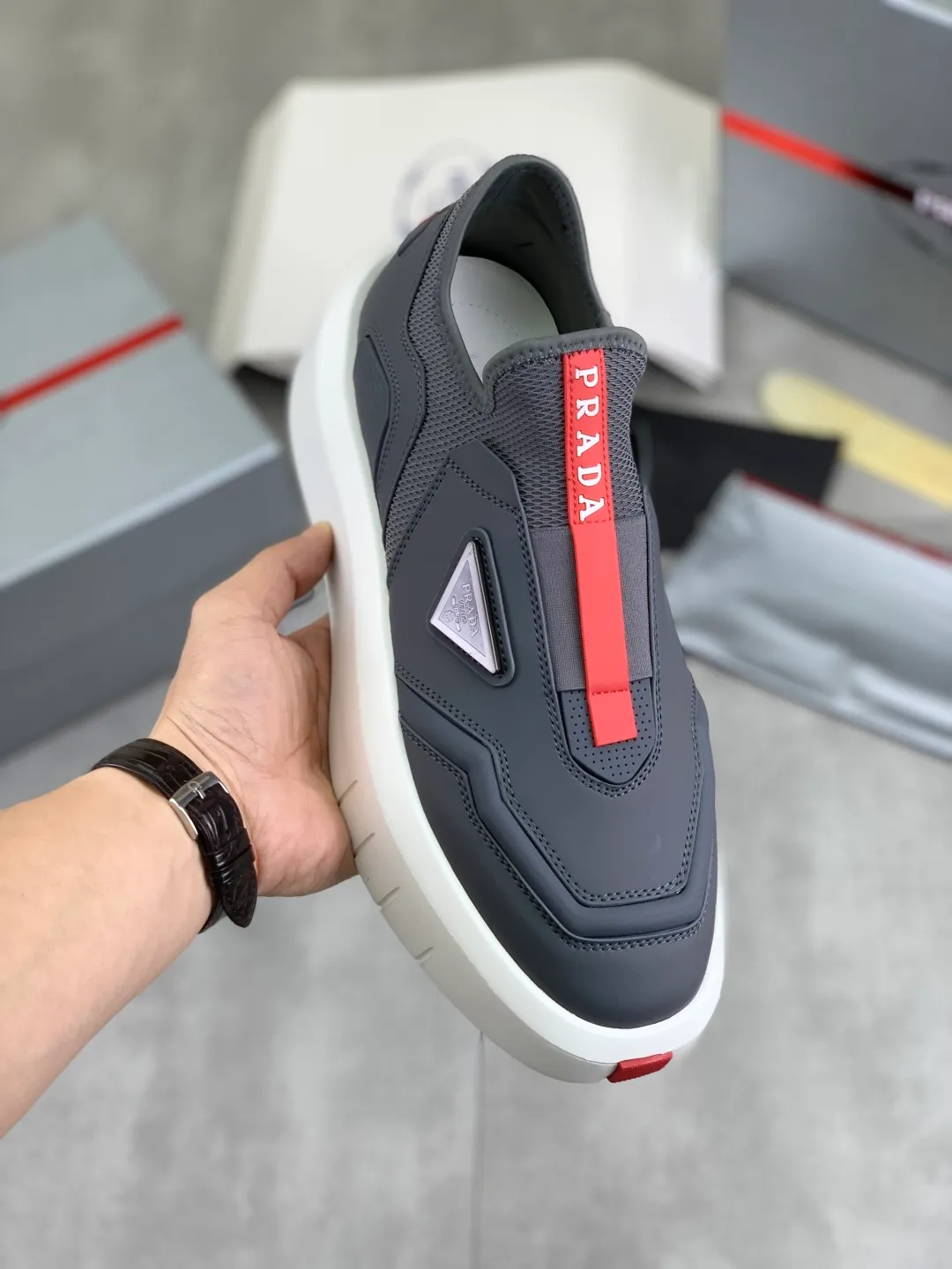 Men's men's shoes 💰P620💰[New model] The top version is now available on the official website, 🆘 The trendy brand (Prada) mainly promotes the popular style, avant-garde and versatile fashionable men's shoes, private version mold opening, cowhide surface splicing 1:1 replica.. Simple fashion, original imported cowhide and lining cowhide feet; the atmosphere and personality are more fashionable, eye-catching and pursuing class. It will subvert the old idea and be a must-have for fashion trendsetters with you! Must keep for yourself ! Tall and comfortable, large and low, high-end quality workmanship. The new high-end foam outsole from the official website. Size: 38-45. 3️⃣colors available.
